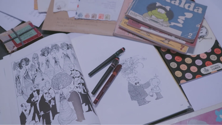 Dibujos y libros de Quino, con ilustraciones de Mafalda, escenas de fiesta y familia, además de útiles de dibujo y cartas antiguas.