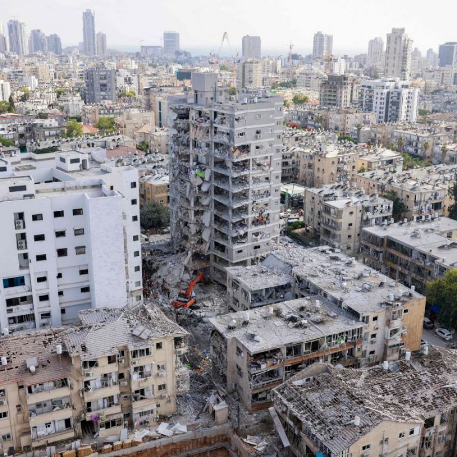 Destrucción en Bat Yam, al sur de Tel Aviv, tras el impacto de misiles de Irán.
