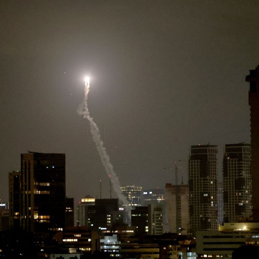 La Cúpula de Hierro, el sistema de defensa aérea israelí, intercepta misiles sobre Tel Aviv.