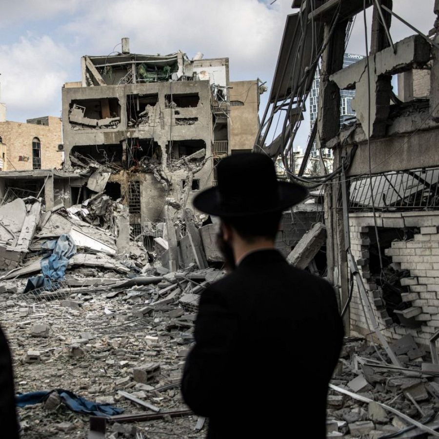 Judíos ultraortodoxos observan los daños tras un misil en Bnei Brak, al este de Tel Aviv.