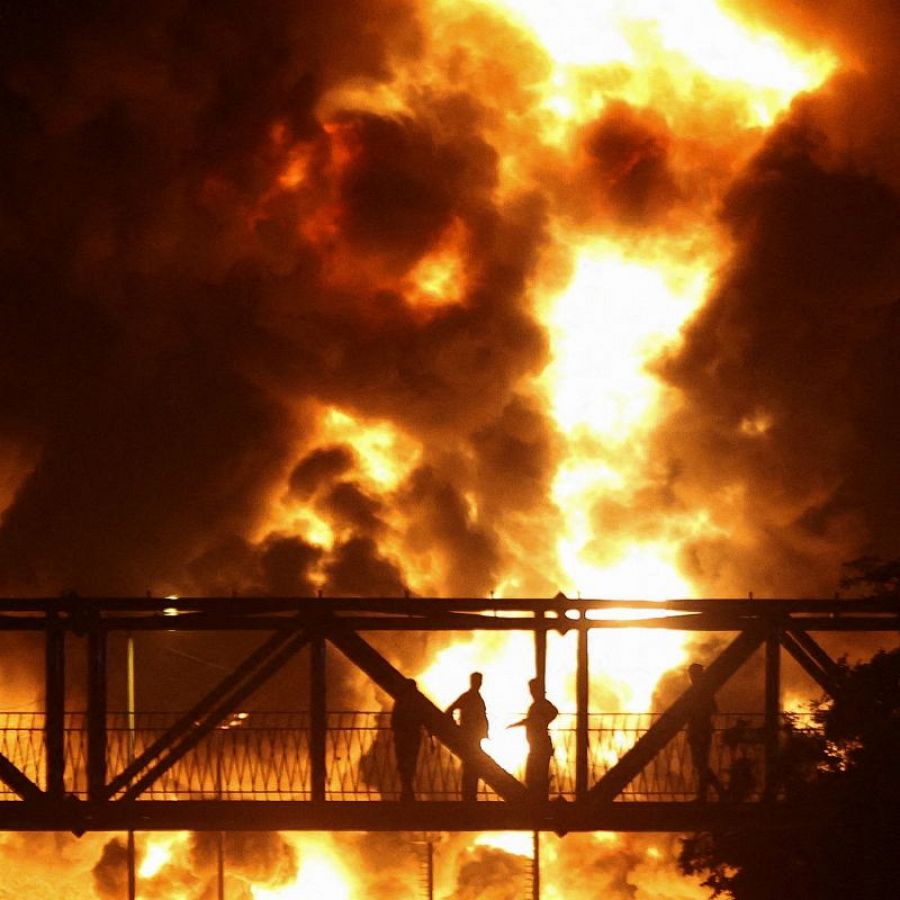 Un depósito de petróleo en Sharan arde tras un bombardeo israelí en Teherán.