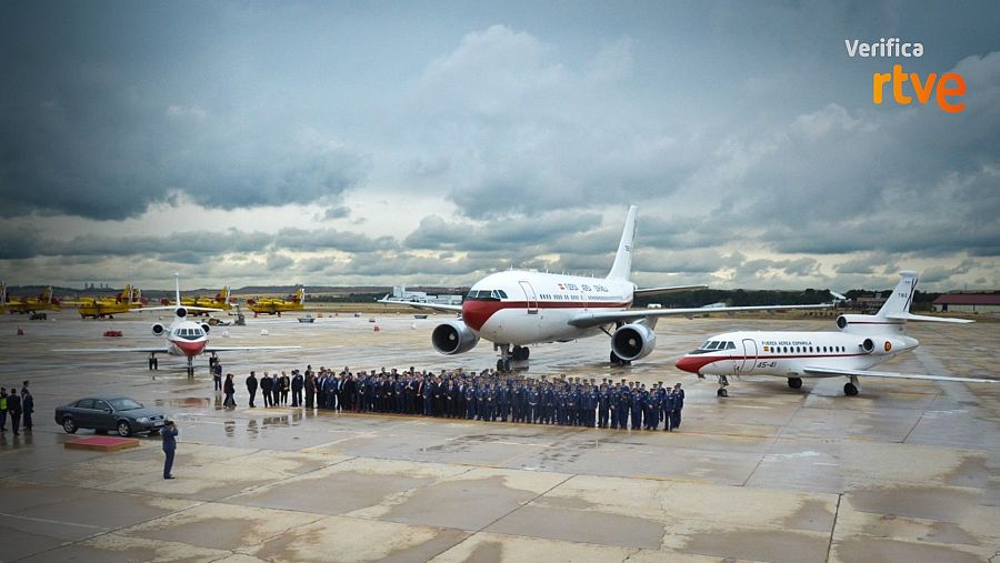 A izquierda y derecha, dos aviones Falcon 900B, con un Airbus A310 en el centro de la imagen