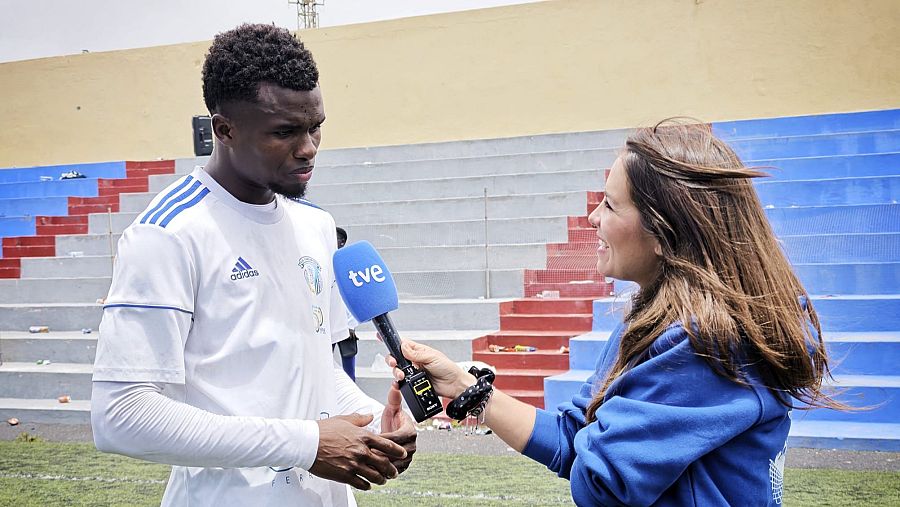 Sanusi, acogido por un policía local en El Hierro