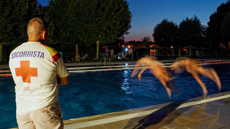 Piscinas abiertas hasta las 23:00 para aplacar el calor, en Viana de Cega (Valladolid), el año pasado