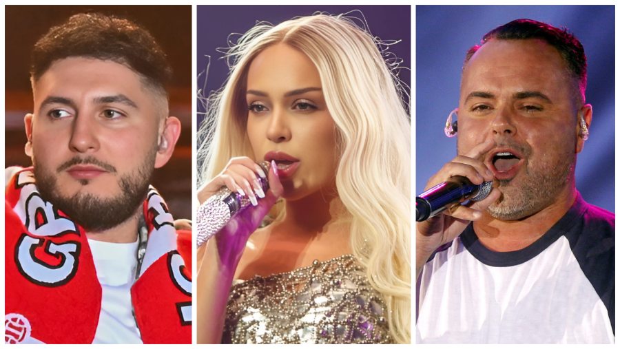 Omar Montes con bufanda roja, Bad Gyal con micrófono y pelo rubio, y Juan Magán con camiseta blanca cantando en un escenario.  Actuación en concierto.