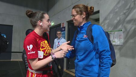 Anna Montañana (derecha), seleccionadora de Gran Bretaña en el Eurobasket 2025