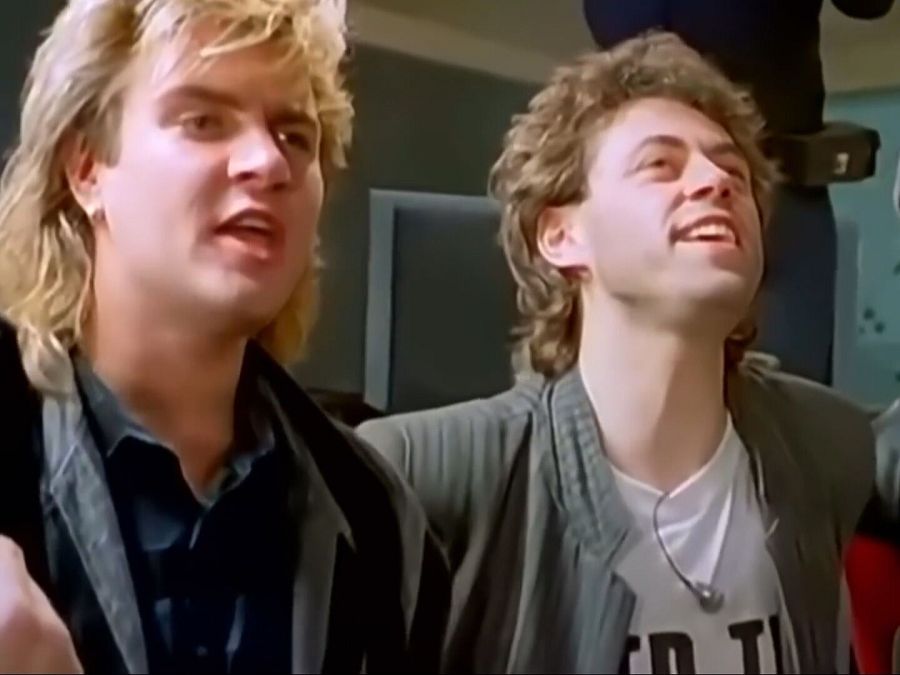 Bob Geldof junto a Simon Le Bon, cantante del grupo británico Duran Duran, en la Band Aid.