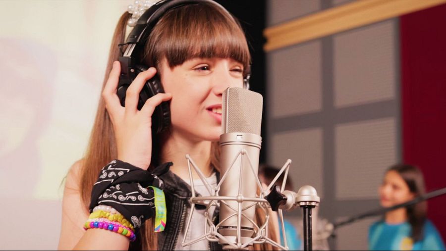 Chloe DelaRosa canta 