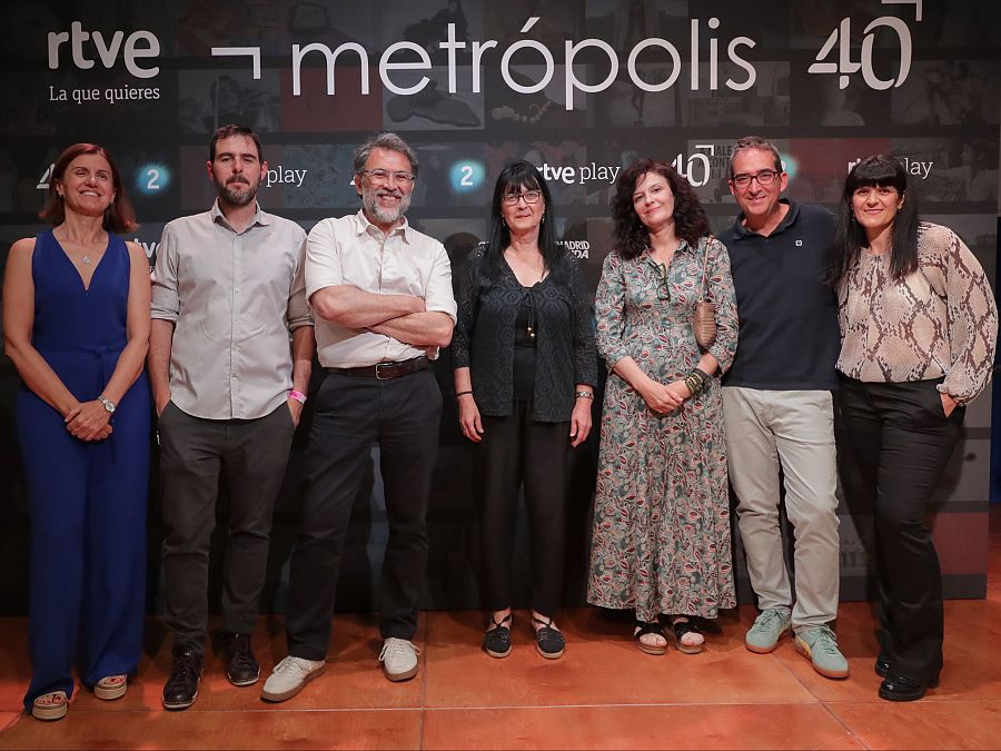 De izquierda a derecha: Urbana Gil (Dirección de Cultura y Sociedad RTVE), José María Payueta (Producción Ejecutiva), con parte del equipo actual del programa: Jorge López (Realización), Maria Pallier (Dirección), Susana Blas (Redacción), Roberto Domingo (Realización) y Ruth Cantarero (Redacción)