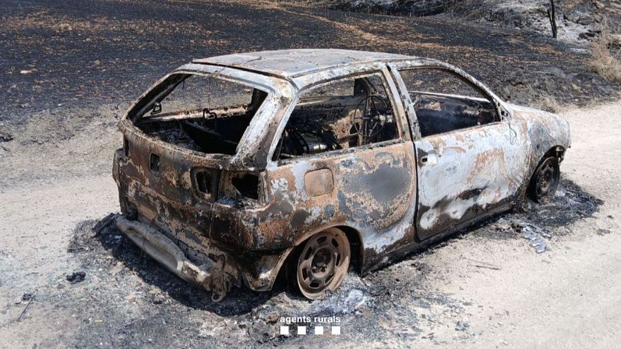El vehicle que s'ha incendit i ha originat el foc que crema a la Segarra