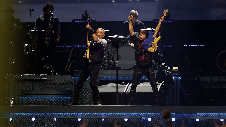 El músico estadounidense Bruce Springsteen (i), junto a su guitarrista Steven Van Zandt,