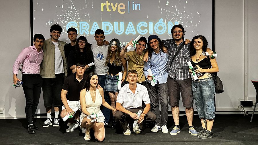 Graduación del Ciclo de Sonido. Estudiantes posan en escenario con pantalla mostrando el logo de RTVE y 