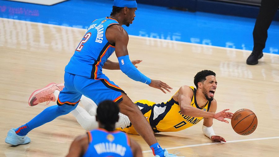 Momento en el que Haliburton cae lesionado ante Shai.
