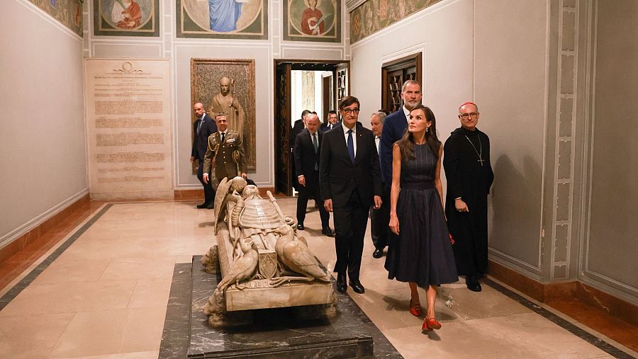 Sus majestades los reyes en el interior de la Abadía de Montserrat