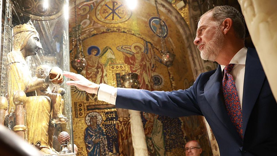 Felipe VI junto a la Virgen de Montserrat, patrona de Cataluña