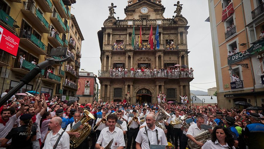 Una banda de música en la plaza del Ayuntamiento de Pamplona el día de la inauguración de las Fiestas de San Fermín 2022