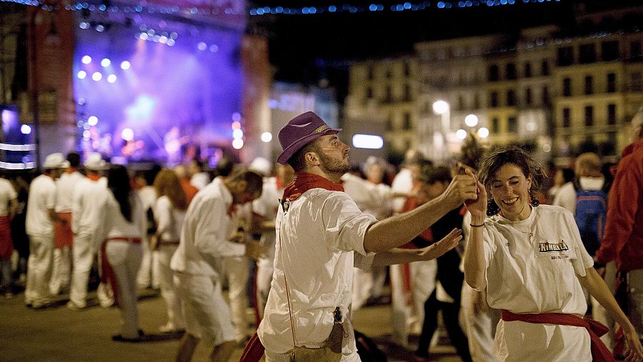 Los asistentes bailan durante un concierto en directo en la Plaza del Castillo el sexto día de San Fermín