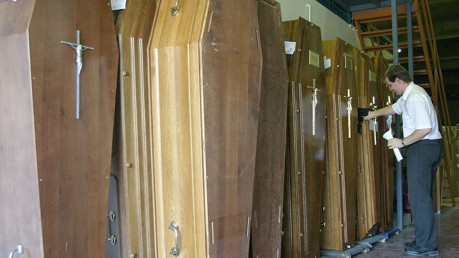 Ataúdes preparados para su uso en los Servicios Generales Funearios de París en agosto de 2003.