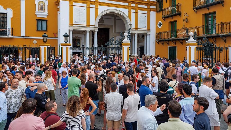 Devotos de la Macarena se concentran para pedir la dimisión de su junta de gobierno