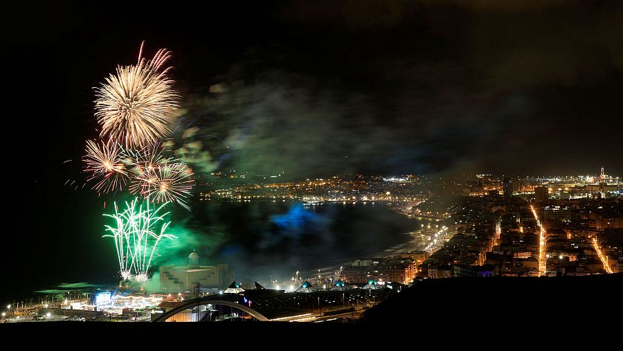 Fuegos artificiales sobre la Playa de Las Canteras durante la celebración de la noche de San Juan en Las Palmas de Gran Canaria