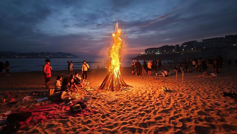 Una de las hogueras encendidas en la playa coruñesa de Riazor durante la celebración de la noche de San Juan