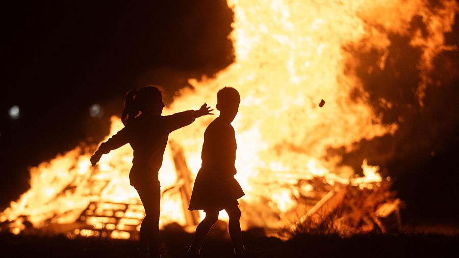 Hogueras de San Juan en el barrio de Majada Marcial, en el municipio de Puerto del Rosario, en Fuertevetura