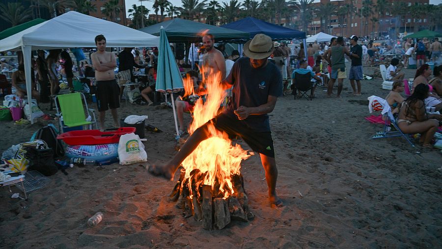 Imagen de la playa de El Zapillo de Almería durante la noche de San Juan