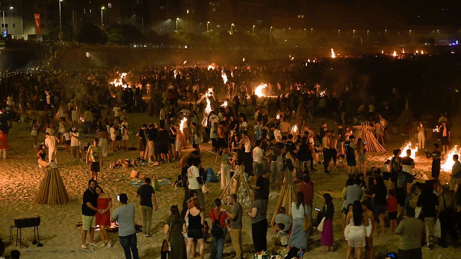 Ambiente de la playa coruñesa de Riazor durante la celebración de la noche de San Juan