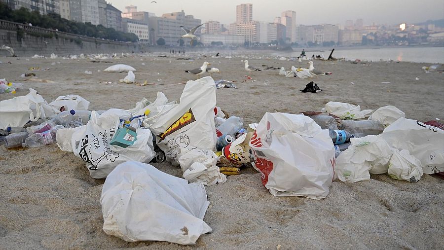 Restos de basura después de la celebración de las hogueras de la noche de San Juan de 2023 en la playa de Orzán