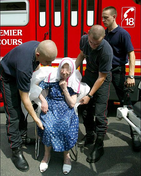 Sanitarios atienden a una anciana en París afectada por la ola de calor, en 2003