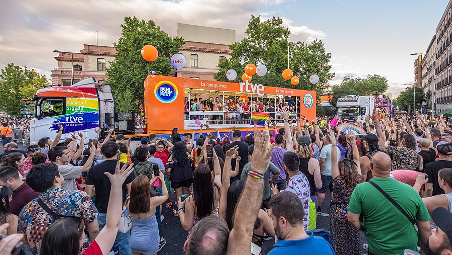 Manifestación del Orgullo 2024, con la carroza de RTVE