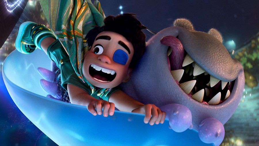 Niño con parche y alienígena azul en nave espacial semiesférica, en escena espacial de la película animada 'Elio', mostrando alegría y aventura.