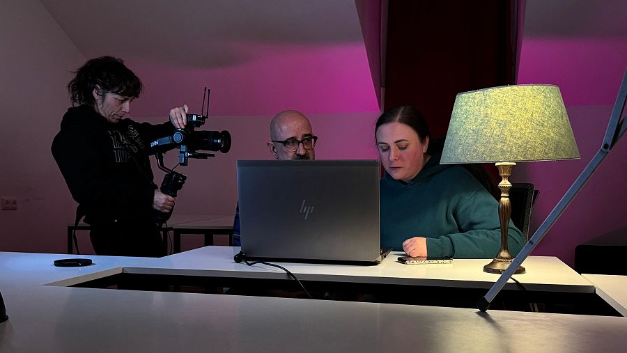 Nef Cellarius, coordinador de programas de la organización LGBTIQA+ rusa, Coming Out, durante el rodaje de una videollamada con Moscú.