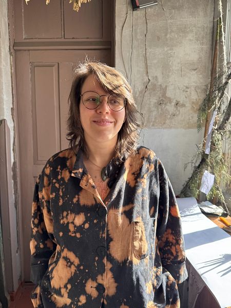 Stacia Bel, arquitecta e ilustradora, atiende a En Portada en su casa en Tiflis, Georgia.