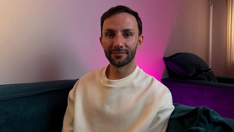Ruslan Savolainen, histórico activista LGTBIQA+, en un momento de la entrevista a En Portada.