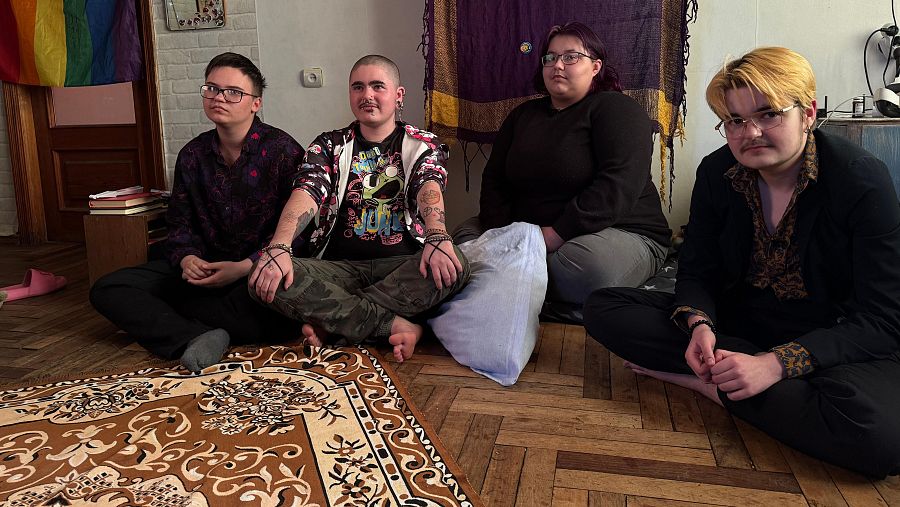 Mem, Amin, Maks y Sheila en el salón de su casa en Tiflis, Georgia.