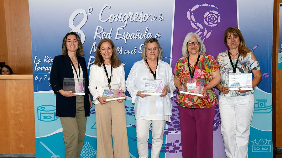 Cinco mujeres galardonadas por su liderazgo en el 8º Congreso de la Red Española de Mujeres en el Sector Pesquero, celebrado en La Rápita (Tarragona).