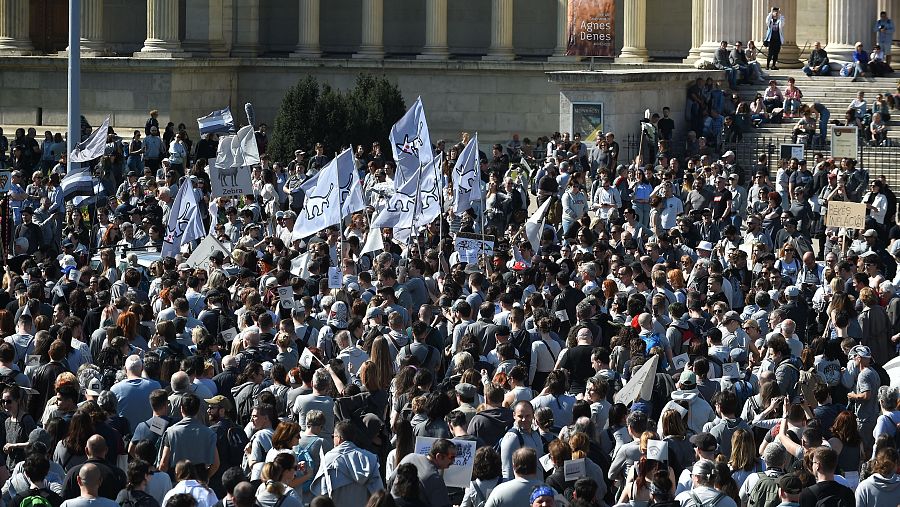 Manifestantes se reúnen en Budapest, en lamarcha del Orgullo antiliberal después de que el gobierno aprobara una ley que prohíbe las marchas del Orgullo.