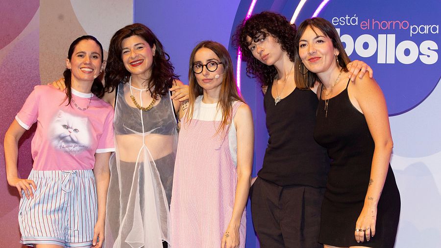 Javiera Mena, Zahara y Alice Wonder con las presentadoras de 