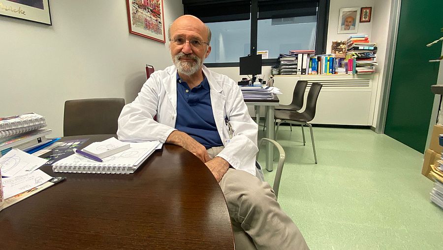 Dr. Gabriel Rubio Valladolid en su consulta de psiquiatría