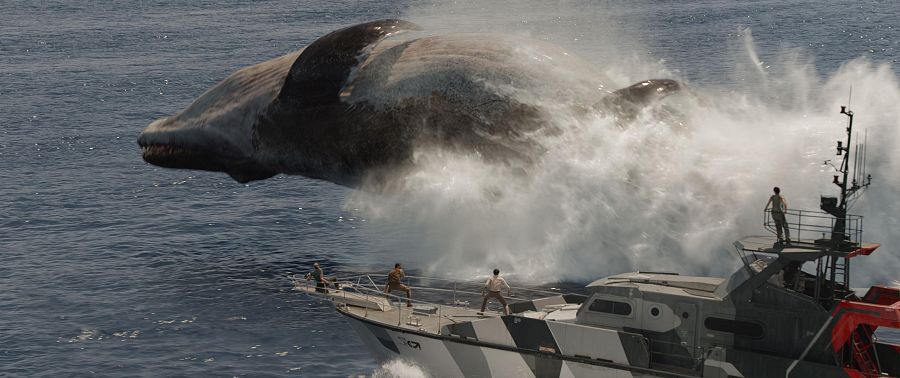 Gigantesca criatura marina emerge del agua cerca de una embarcación; tripulantes observan la escena con tensión.