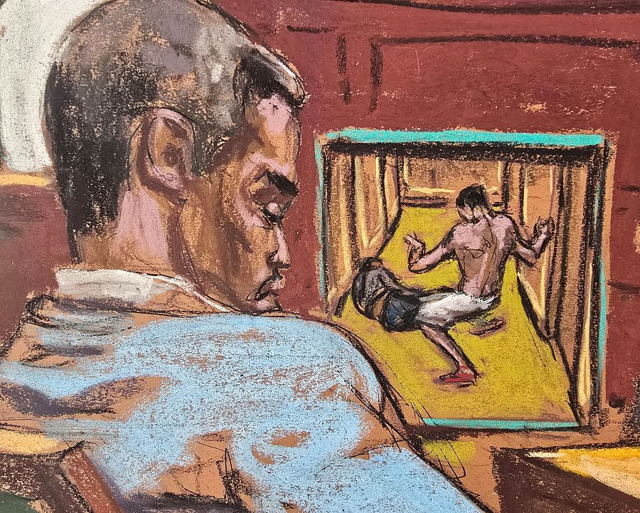 Dibujo de un juicio: Sean Combs observa un vídeo de una agresión, donde aparece él sin camisa sobre una mujer. Colores pastel, escena tensa.