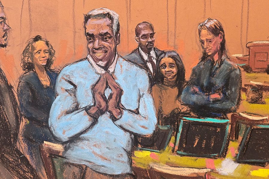 Ilustración de Sean Combs en una sala de justicia; sonríe, con las manos juntas, rodeado de otras personas en un ambiente formal.