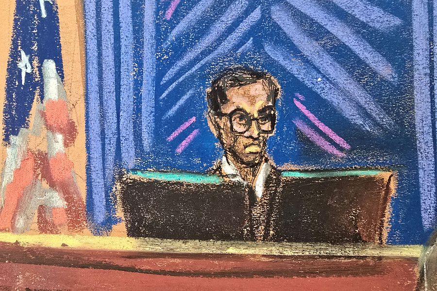 Retrato a pastel de un juez con gafas, expresión seria, sentado en una silla ante un fondo azul; se observa parte de una bandera estadounidense.