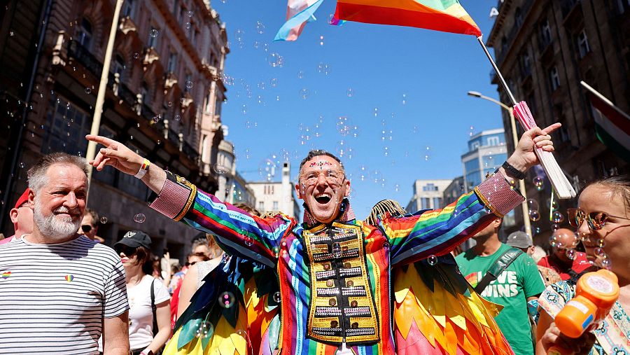 Miles de personas participan en la marcha del Orgullo en Budapest desafiando la prohibición de Orbán