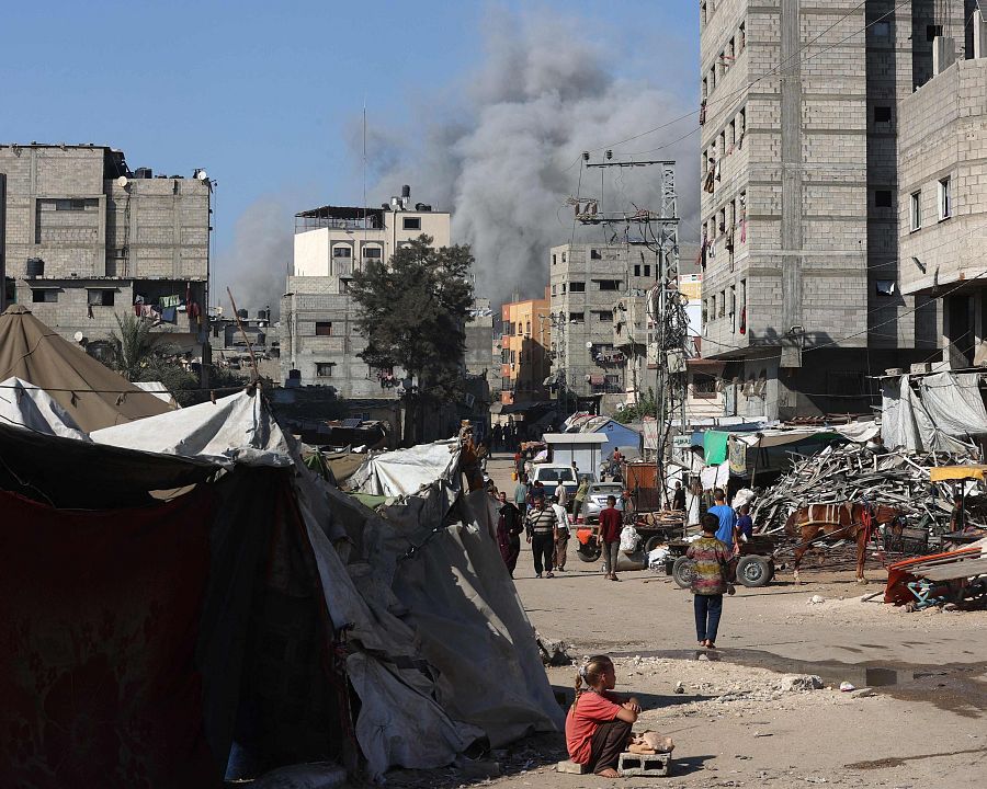 Columnas de humo tras un ataque israelí en Ciudad de Gaza