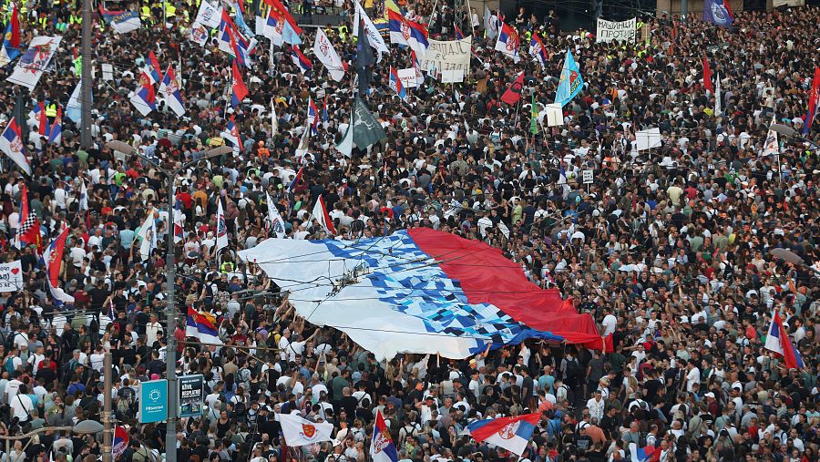 Asistentes a una gran concentración antigubernamental en Belgrado