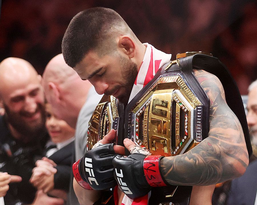 Ilia Topuria porta sus dos cinturones de campeón mundial de la UFC