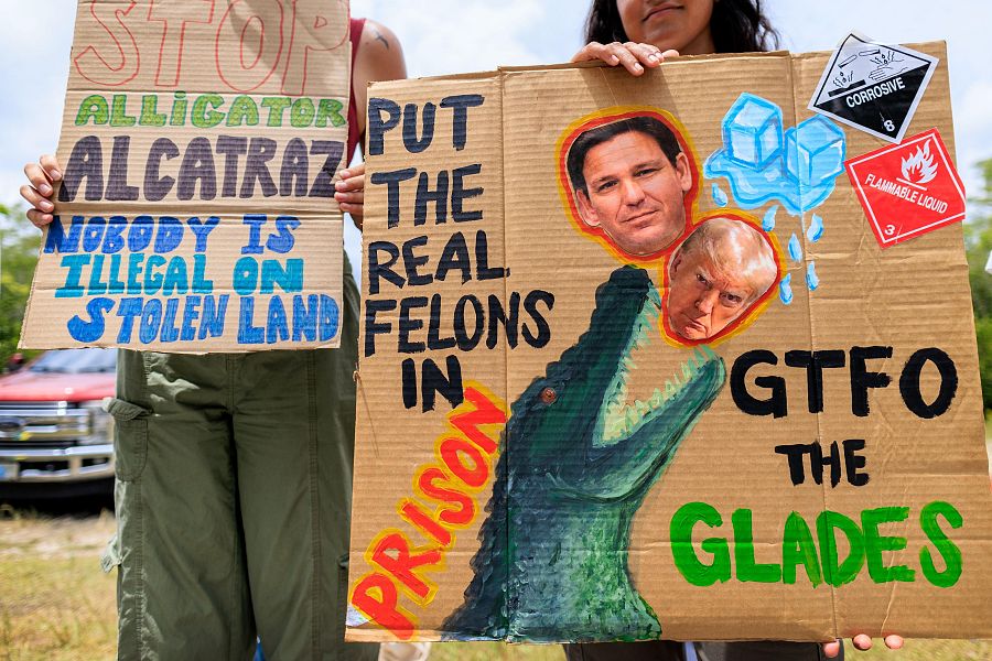 Activistas asisten a la protesta 'Stop Alligator Alcatraz' frente a la entrada del Aeropuerto de Entrenamiento y Transición Dade-Collier en Ochopee