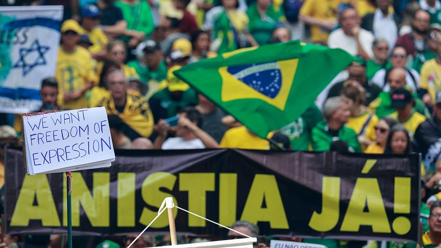 Simpatizantes del expresidente brasileño Jair Bolsonaro participan en una movilización este domingo,